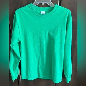 gildan green long sleeve shirt